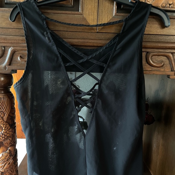 Women’s Tops - Picture 5 of 10